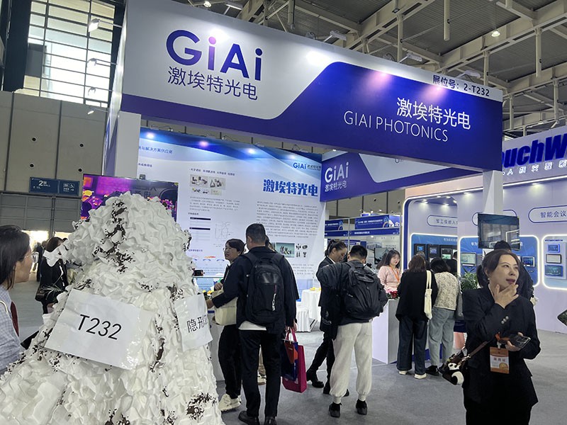 激埃特展会参观者拍摄图