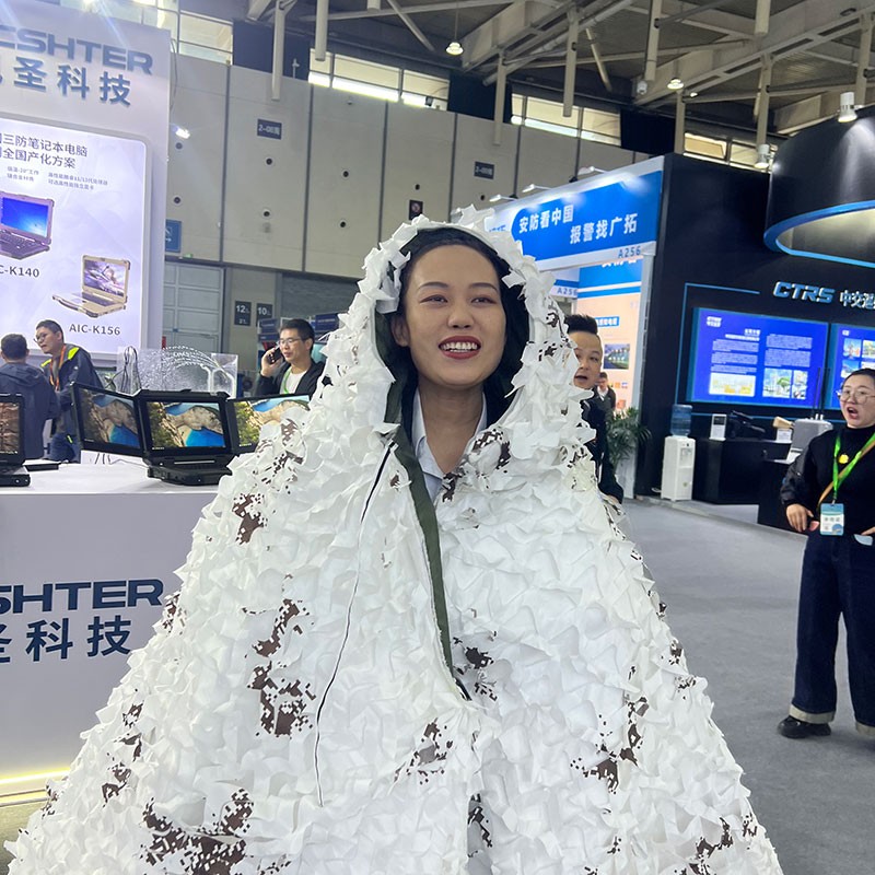 激埃特工作人员身披红外隐形衣正面图